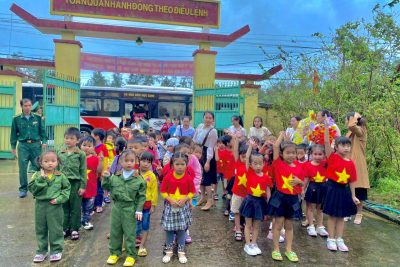 Nhằm tạo nhiều cơ hội cho trẻ được thăm quan, trải nghiệm thực tế và thực hiện kế hoạch nhiệm vụ năm học 2023 – 2024 trường mầm non Phổ Vinh đã tổ chức cho các bé khối mẫu giáo lớn thăm quan Doanh trại bộ đội tại Đồn biên phòng Phổ Quang.