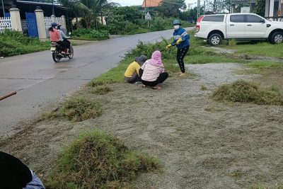 Ban Giám Hiệu và giáo viên trường MN Phổ Vinh chung tay làm sạch cỏ để xây dựng khuôn viên phía trước của trường thêm xanh- sạch- đẹp