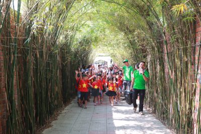 Nằm trong chương trình “ Giáo dục lấy trẻ làm trung tâm”, hoạt động trải nghiệm tham quan dã ngoại có ý nghĩa rất lớn đối với trẻ mầm non. Trẻ mầm non rất thích hoạt động và những gì mới mẻ rất hấp dẫn đối với trẻ, trẻ rất thích được tiếp xúc tìm hiểu thiên nhiên, cuộc sống xung quanh trẻ. Trải nghiệm là quá trình nhận thức, khám phá đối tượng bằng việc tương tác với đối tượng thông qua hành động tri giác bên ngoài như nhìn, nghe, sờ… và quá trình tâm lý bên trong như chú ý, tư duy, tưởng tượng, ghi nhớ… Thông qua đó trẻ có thể học hỏi, tìm tòi, sáng tạo, tiếp thu, tích lũy được những kinh nghiệm cho bản thân và hoàn thiện các kỹ năng trong cuộc sống. Dạy học thông qua trải nghiệm là một phương pháp có nhiều ưu điểm và kích thích được các tiềm năng trí tuệ của trẻ. Nhận thức được tầm quan trọng của việc cho trẻ đi trải nghiệm và để thực hiện tốt chuyên đề “Xây dựng trường mầm non lấy trẻ làm trung tâm”, sáng ngày 06 tháng 5 trường Mầm non Phổ Vinh phối hợp cùng các bậc phụ huynh tổ chức cho học sinh chuyến trải nghiệm tại khu HAPPY FARM Quảng Ngãi, chuyến đi đã mang lại cho bé nhiều nieefmvui, trẻ thích thú và được vui chơi cùng bạn. Dưới đây là một số hình ảnh trẻ khối MGL trường mầm non Phổ Vinh tại Happy Farm.