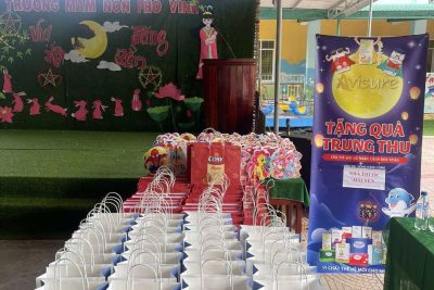 Trường Mầm non Phổ Vinh xin chân thành biết ơn Chùa Thanh sơn đã kết nối với Tổ ấm Hồng Lam, Ngân hàng Việt Á trao 226 xuất quà đến 226 cháu. Biết ơn Hội liên hiệp phụ nữ phường Phổ Vinh kết nối với Câu lạc bộ Thiện nguyện thị xã Đức Phổ trao 40 xuất quà. Biết ơn Công ty Cổ Phần Dược Phẩm Bảo Minh kết hợp với nhà thuốc tây Hải Yến Đức Phổ trao 30 xuất quà cho các cháu. Đây là những món quà tinh thần đầy ý nghĩa, mang lại cho các cháu có một ngày Tết Trung thu ấm áp và vui vẻ. Xin chân thành cảm ơn UBMTTQVN phường Phổ Vinh đã tạo điều kiện cho nhà trường kết nối với Chùa Thanh Sơn. Xin biết ơn tất cả!