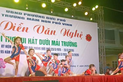 🌟KHÉP LẠI MỘT ĐÊM VĂN NGHỆ ĐẦY CẢM XÚC 🌟  🌸Đêm diễn văn nghệ của các bé trường Mầm non  Phổ Vinh đã khép lại, để lại trong lòng quý phụ huynh, các cô và các con thật nhiều cảm xúc khó quên 💖  Từng tiết mục là sự cố gắng, tự tin và đáng yêu của các con. Từ những điệu múa ngây thơ, những bài hát trong trẻo đến những màn biểu diễn đầy bất ngờ – tất cả đã tạo nên một bức tranh rực rỡ sắc màu tuổi thơ 🌈  👉Nhà trường xin gửi lời cảm ơn chân thành đến: 💐 Quý đại biểu đã dành thời gian quý báu đến tham dự, quan tâm và ủng hộ chương trình 💐 Quý phụ huynh đã luôn đồng hành, cổ vũ nhiệt tình 💐 Các cô giáo đã tận tâm hướng dẫn, chuẩn bị cho các con từng tiết mục 💐 Và đặc biệt là các “nghệ sĩ nhí” đã tỏa sáng hết mình trên sân khấu  🌼Đêm diễn không chỉ là một chương trình văn nghệ, mà còn là cơ hội để các con mạnh dạn thể hiện bản thân, rèn luyện sự tự tin và lưu giữ những kỷ niệm đẹp trong tuổi thơ 💕  ❤️Hy vọng rằng những khoảnh khắc đáng yêu ấy sẽ luôn là ký ức ngọt ngào trong hành trình khôn lớn của các con.🥰