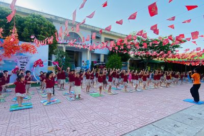 Các bé trường Mầm Non Phổ Vinh tham gia hoạt động trải nghiệm nhảy aerobic sân trường cùng các cô giáo