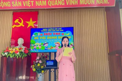🌿 HỘI THI “BÉ VỚI DINH DƯỠNG” – SÂN CHƠI BỔ ÍCH CHO CÁC BÉ 🌿  Nhằm thực hiện hiệu quả chuyên đề năm học “Giáo dục dinh dưỡng kết hợp với vận động cho trẻ trong trường mầm non”, Trường  mầm non Phổ Vinh đã tổ chức thành công hội thi “Bé với dinh dưỡng” với sự tham gia hào hứng của các bé và sự đồng hành nhiệt tình từ quý phụ huynh.  🎉 Hội thi là dịp để các bé được: 🥕 Làm quen với các nhóm thực phẩm tốt cho sức khỏe 🏃‍♀️ Tham gia các hoạt động vận động vui nhộn, phát triển thể chất 🍎 Hình thành thói quen ăn uống lành mạnh ngay từ nhỏ 👩‍🍳 Trổ tài qua những phần thi sáng tạo, hấp dẫn  💖 Thông qua hội thi, các bé không chỉ được học mà còn được “trải nghiệm – khám phá – vận động” từ đó góp phần phát triển toàn diện cả về thể chất lẫn nhận thức.  🌟 Nhà trường xin gửi lời cảm ơn chân thành tới quý phụ huynh đã luôn quan tâm, phối hợp và ủng hộ các hoạt động của nhà trường. Sự đồng hành của quý phụ huynh chính là động lực để nhà trường tiếp tục tổ chức nhiều hoạt động ý nghĩa hơn nữa cho các con❤️❤️